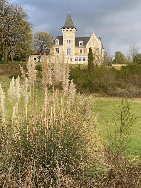 Chateau de Bellevue B&B et Appartements avec Piscine chauffée et Chambres partout climatisées