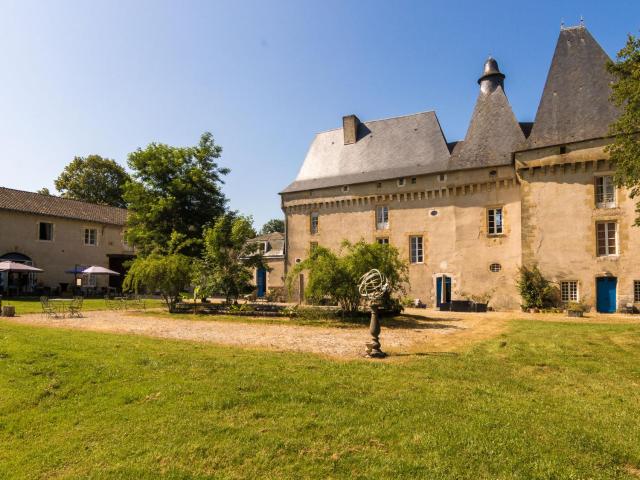 Heritage cottage in Chaleix with garden