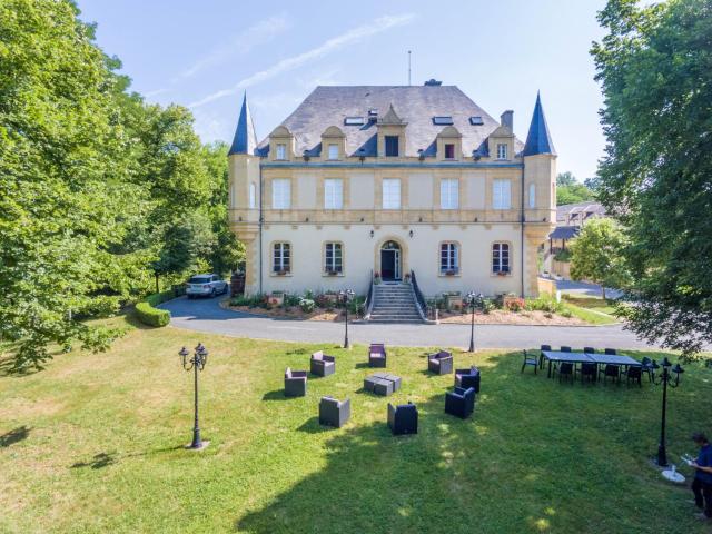 Domaine de Puy Robert LASCAUX - A 800m Grotte de Lascaux - Hôtel avec piscine - Chambres et gîtes-appartements - Sarlat - Dordogne