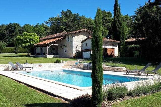 Holiday home with pool in Verteillac