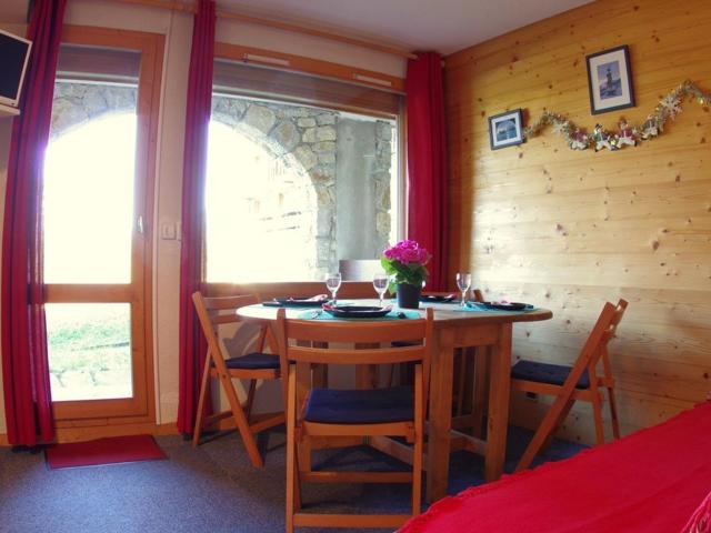 Studio cabine chaleureux avec terrasse, proche pistes - 4 pers, animaux OK, parking en option - FR-1-291-772