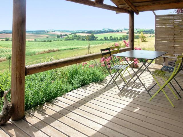 Chalet avec vue sur la montagne a Pauilhac + piscine partagee