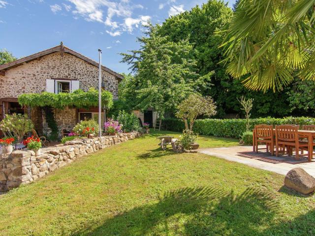 Romantic cottage with shared swimming pool