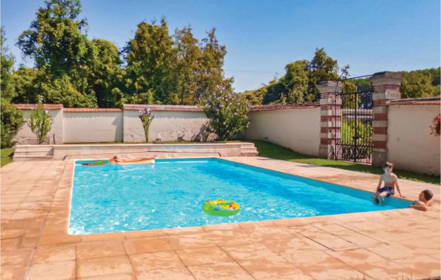 3 Bedroom Lovely Apartment In Ocquerre