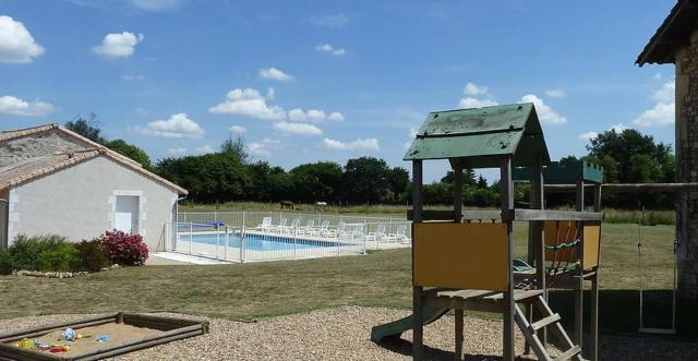 Maison charmante a Saint Vincent la Chatre avec piscine partagee