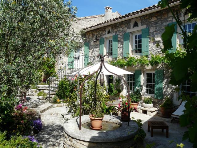 Semi-detached provencal farm with swimming pool