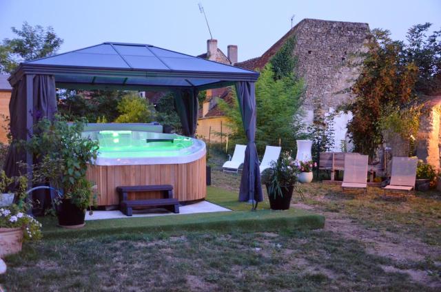 Maison de charme au coeur du Blanc avec spa et jardin