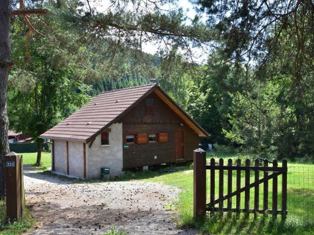 Cosy chalet with river