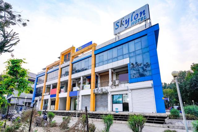 FabHotel Skylon, Near Mahatma Mandir