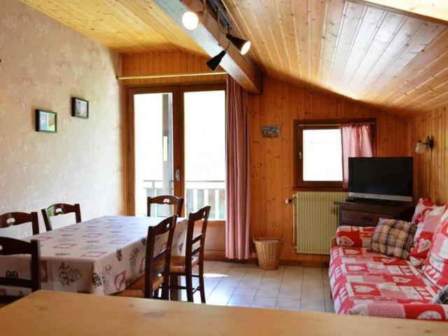 Appartement ensoleillé 2 étoiles, 6 couchages, proche pistes, balcon sud, navette ski - FR-1-241-94