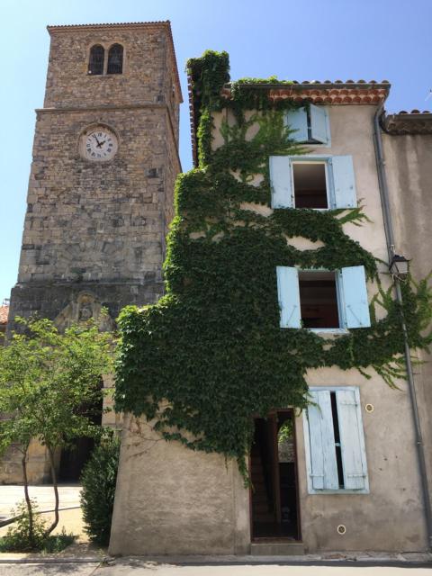 Entre l'église et la place