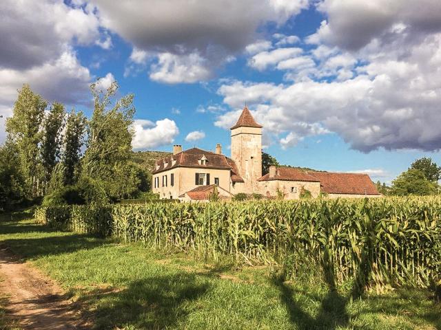 Historic mansion by the River Lot in C nevi res