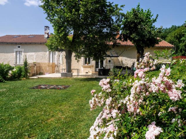 Chez "hygge en périgord" piscine et SPA - villa ''Maeltri''12 pers gîte entre-amis 6 pers et gîte ''Intimité'' 2 pers SPA en OPTION