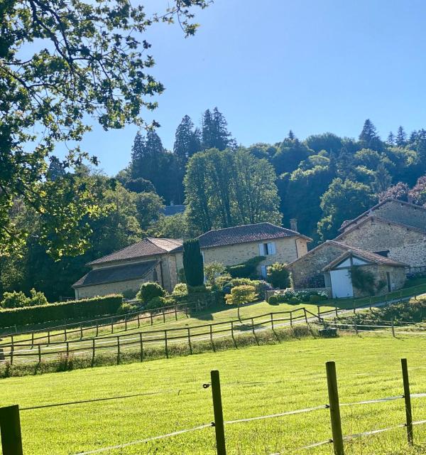 Domaine de Montmery sa piscine son jardin ses espaces