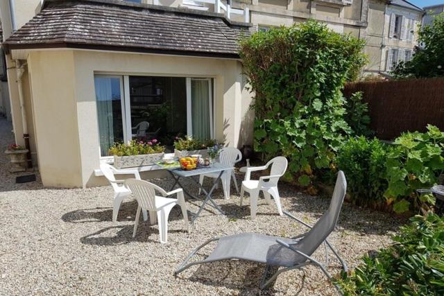 Nice holiday apartment 20 m from the beach Arromanches les Bains