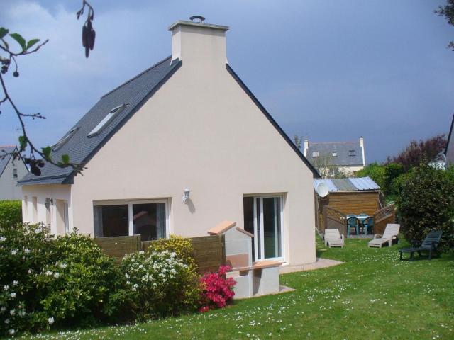 Holiday home near the beach, enclosed garden, fireplace, Plouarzel