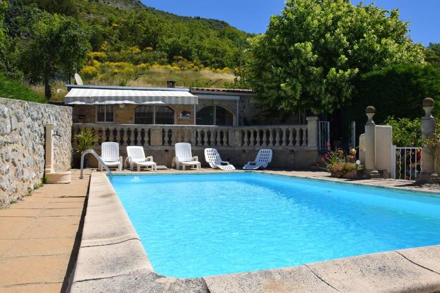 Appartement spacieux a La Roche sur le Buis avec piscine privee