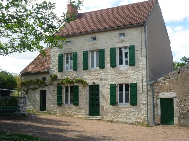 Maison de ferme rénovée en pierre avec jardin, cheminée, WIFI, équipements bébé, animaux acceptés - FR-1-489-19