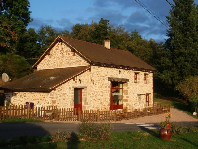 Gîte familial avec pêche, cascade, animaux et activités variées, proche de Vichy et Le PAL - FR-1-489-122