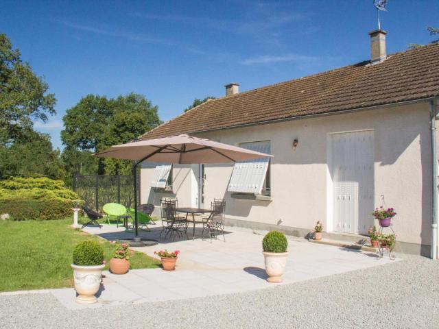 Gîte familial en Auvergne avec jardin, ping-pong, proche stations thermales, animaux acceptés - FR-1-489-127