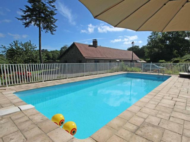 Longère avec Piscine Chauffée, Jardin et Vélos à Dispo - FR-1-497-4