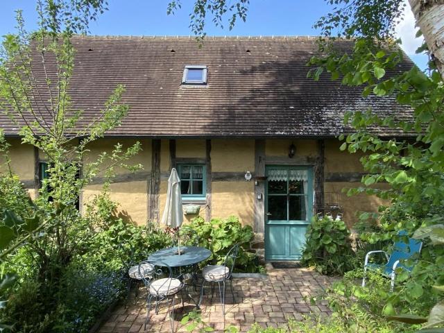 Maison de charme avec jardin luxuriant, près de la Suisse Normande, idéale pour déconnexion totale - FR-1-497-35