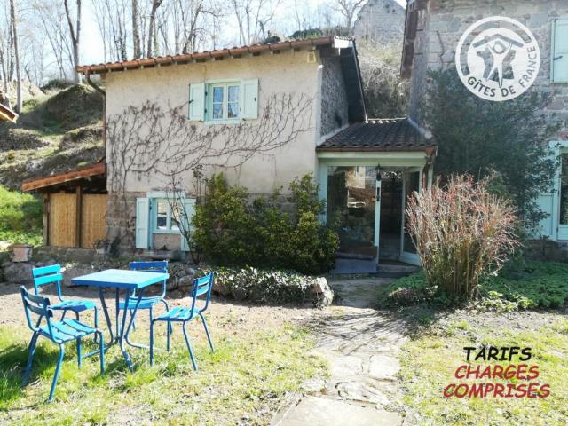 Gîte en pierres avec jardin, cheminée et accès direct aux sentiers de randonnée - FR-1-496-10