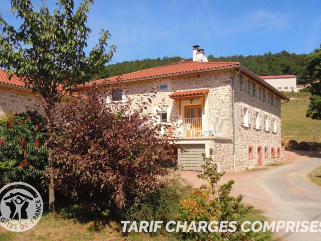 Gîte spacieux avec 6 chambres, cheminée et terrain de pétanque en pleine campagne - FR-1-496-65