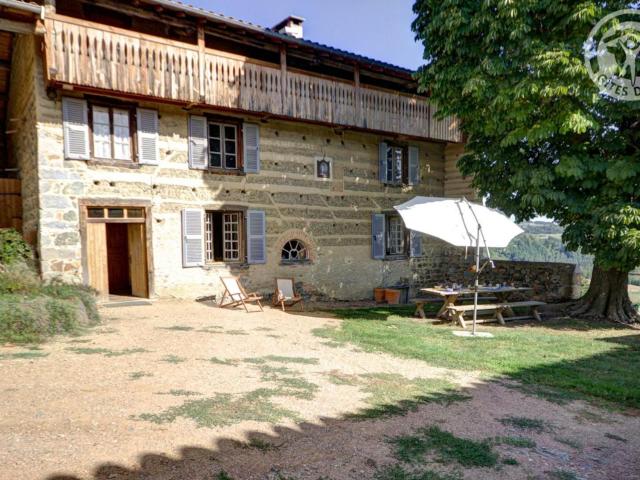 Gîte spacieux avec cheminée, jardin, équipements bébé et animaux acceptés, proche nature et randonnée. - FR-1-496-128