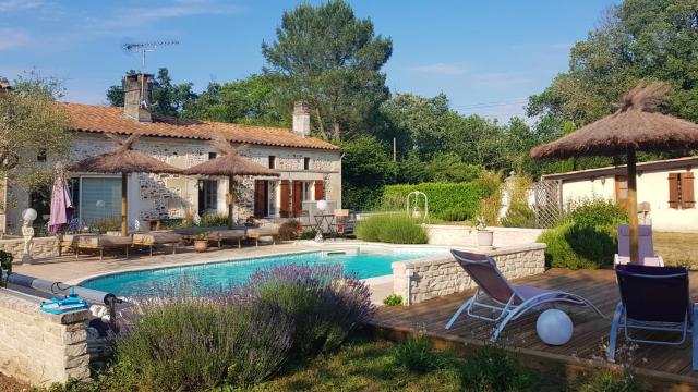 Maison charmante a Bussac Foret avec piscine partagee