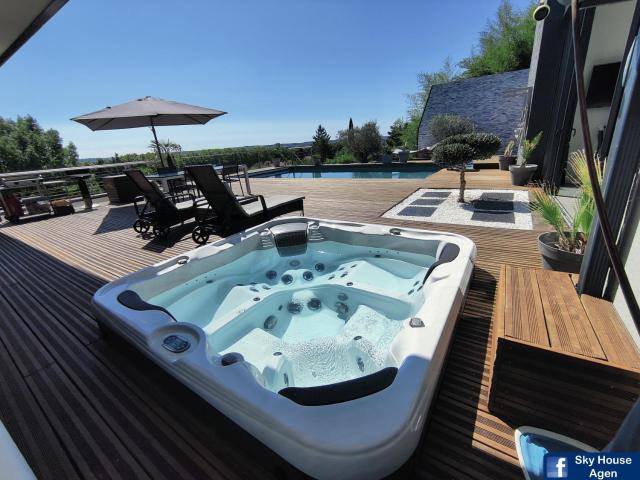 Logement avec Spa Privatif Jacuzzi Grande terrasse sans vis à vis Sky House Agen