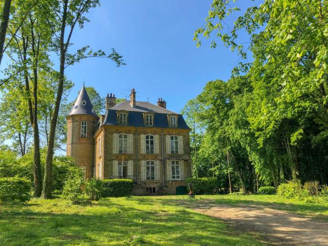 Private Castle with Park - Château Guillermo