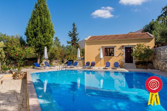 Heliopetra independant studios -village close to beaches -sharing a large pool