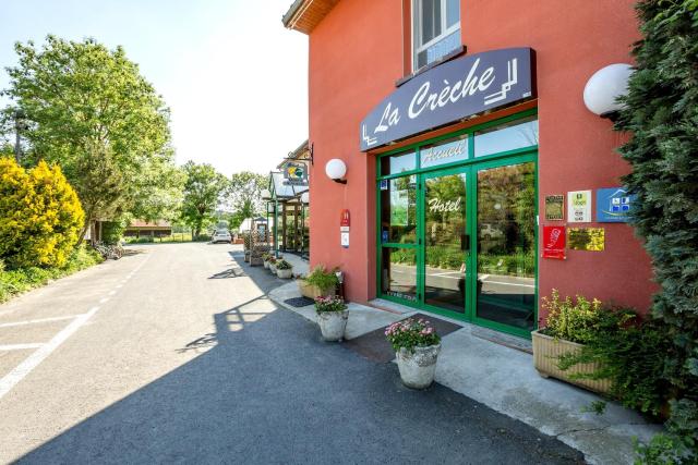 Hôtel Restaurant La Crèche et sa piscine intérieure - Logis Hôtels