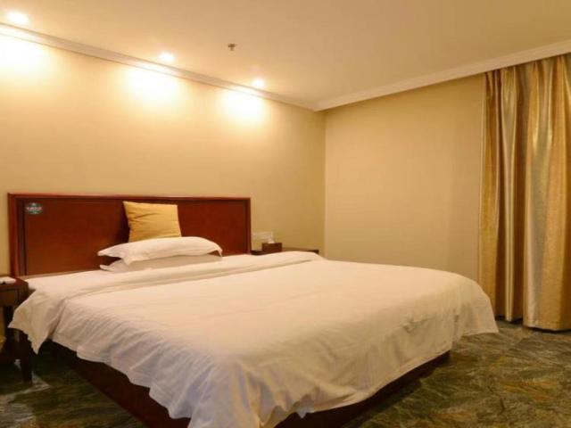 GreenTree Inn JiangSu ZhenJiang DingMao Industrial Park WoDe Square Express Hotel