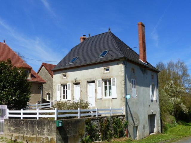 Gîte de Charme Rénové avec SPA, Jardin et Activités Familiales à Bransat - FR-1-489-295