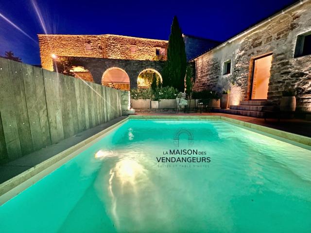 La Maison des Vendangeurs - TABLE D'HÔTES le soir du jeudi au dimanche- Jacuzzi - Balnéo SPA - ACCES PISCINE pour toutes les chambres sauf STUDIO COQUET- Piscine de mai à mi-octobre