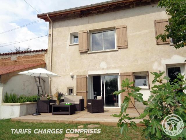 Charmant Gîte dans les Monts du Lyonnais avec Jardin, Terrasse et Confort Moderne - FR-1-496-174