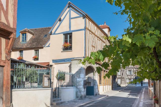 Hôtel Aux Vieux Remparts, The Originals Relais