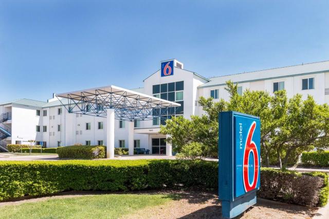 Motel 6-Irving, TX - DFW Airport North