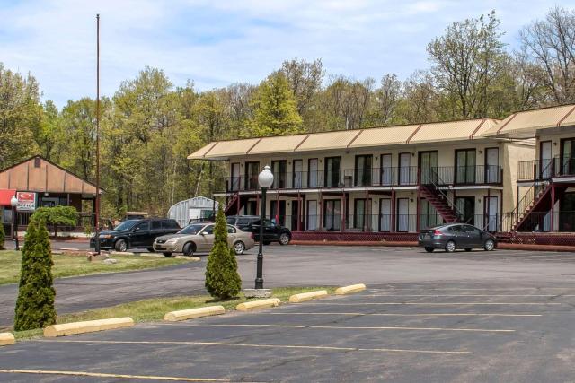 Econo Lodge Inn & Suites Lake Harmony - Pocono Mountains Area