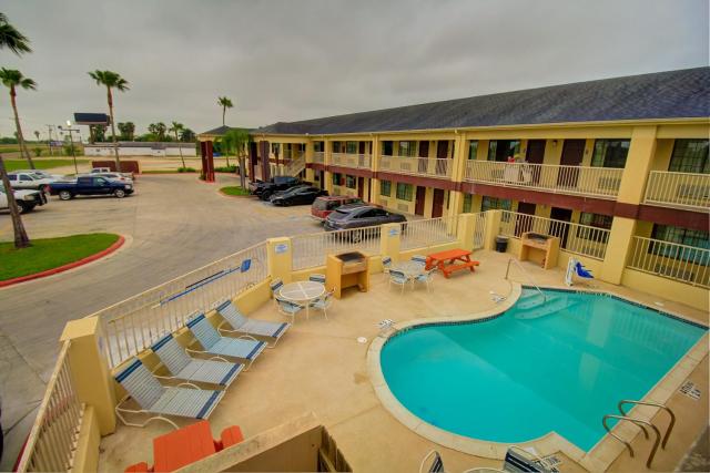 Deluxe Inn and Suites