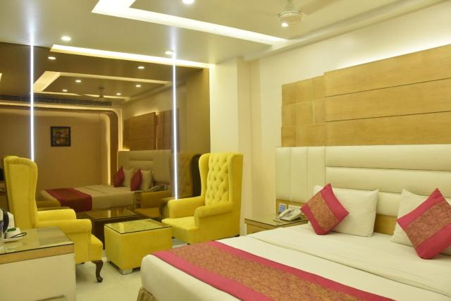 Aman Continental - 2Mins from Railway Station and 5 Mins from Metro