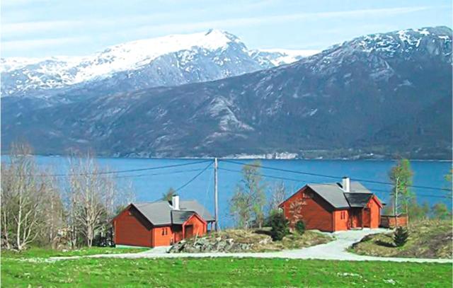 3 Bedroom Cozy Home In Varaldsøy