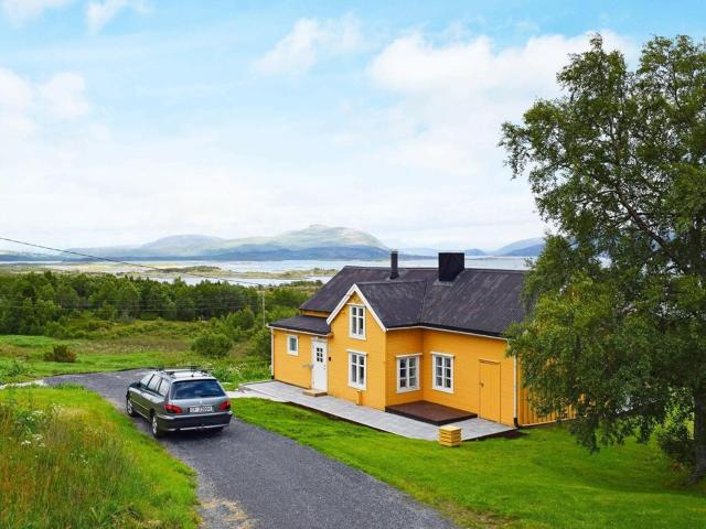 5 person holiday home in Skutvik