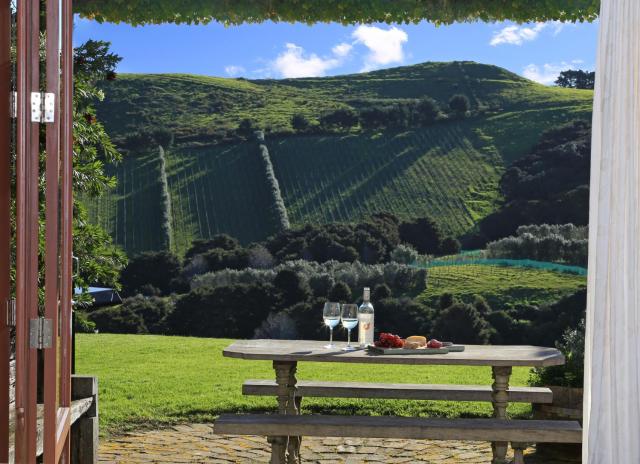 The Vineyard Cottage - Stay Waiheke