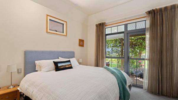 Hawkdun Rise Vineyard & Accommodation