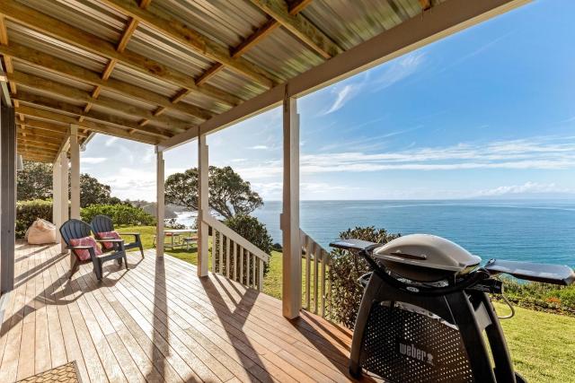 Moeraki with private walkway to Onetangi Beach by Waiheke Unlimited